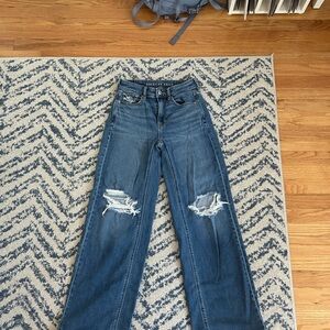 American Eagle High-Waisted Baggy Wide-Leg Jeans. Size: 00